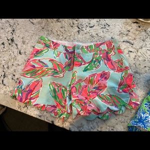 Lilly Pulitzer scalloped hemmed short